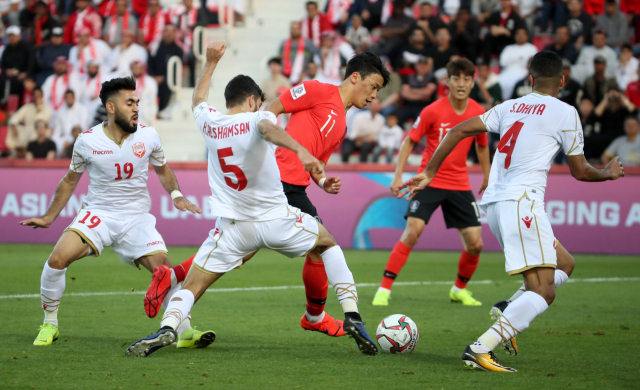 22일 오후(현지시간) 아랍에미리트 두바이 라시드 스타디움에서 열린 2019 아시아축구연맹(AFC) 아시안컵 한국과 바레인의 16강전에서 황희찬이 문전 돌파를 하고 있다. 연합뉴스