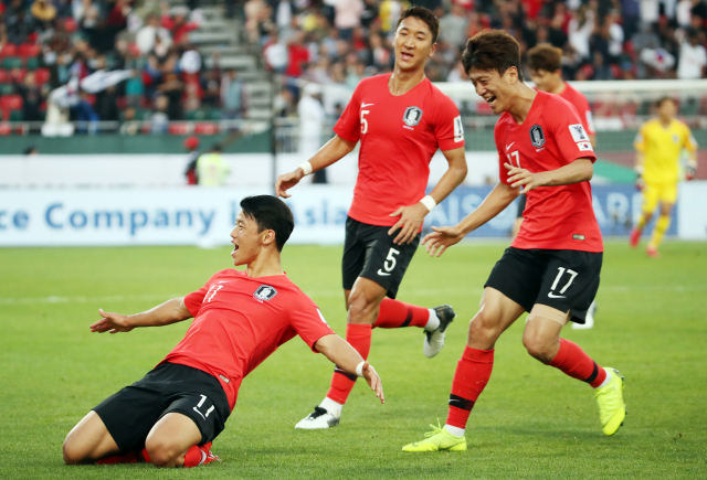 22일 오후(현지시간) 아랍에미리트 두바이 라시드 스타디움에서 열린 2019 아시아축구연맹(AFC) 아시안컵 한국과 바레인의 16강전에서 득점한 황희찬이 환호하고 있다. 연합뉴스