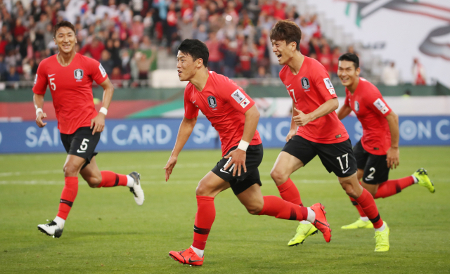 22일 오후(현지시간) 아랍에미리트 두바이 라시드 스타디움에서 열린 2019 아시아축구연맹(AFC) 아시안컵 한국과 바레인의 16강전에서 득점한 황희찬이 환호하고 있다. 연합뉴스