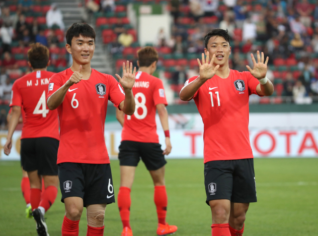 22일 오후(현지시간) 아랍에미리트 두바이 라시드 스타디움에서 열린 2019 아시아축구연맹(AFC) 아시안컵 한국과 바레인의 16강전에서 황희찬이 선제골을 넣은 뒤 황인범과 함께 세리머니를 하고 있다. 연합뉴스