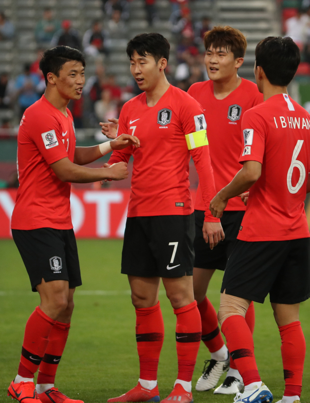 22일 오후(현지시간) 아랍에미리트 두바이 라시드 스타디움에서 열린 2019 아시아축구연맹(AFC) 아시안컵 한국과 바레인의 16강전에서 득점한 황희찬이 손흥민, 김민재 등과 기뻐하고 있다. 연합뉴스