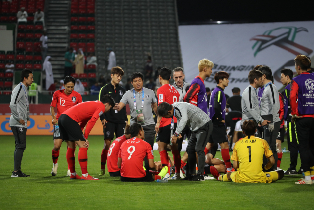 22일 오후(현지시간) 아랍에미리트 두바이 라시드 스타디움에서 열린 2019 아시아축구연맹(AFC) 아시안컵 한국과 바레인의 16강전. 한국 대표팀이 연장전을 준비하고 있다. 연합뉴스
