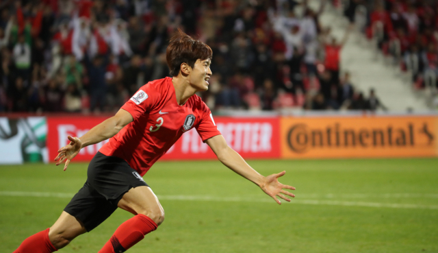 22일 오후(현지시간) 아랍에미리트 두바이 라시드 스타디움에서 열린 2019 아시아축구연맹(AFC) 아시안컵 한국과 바레인의 16강전에서 연장 전반 추가 골을 넣은 김진수가 환호하고 있다. 연합뉴스