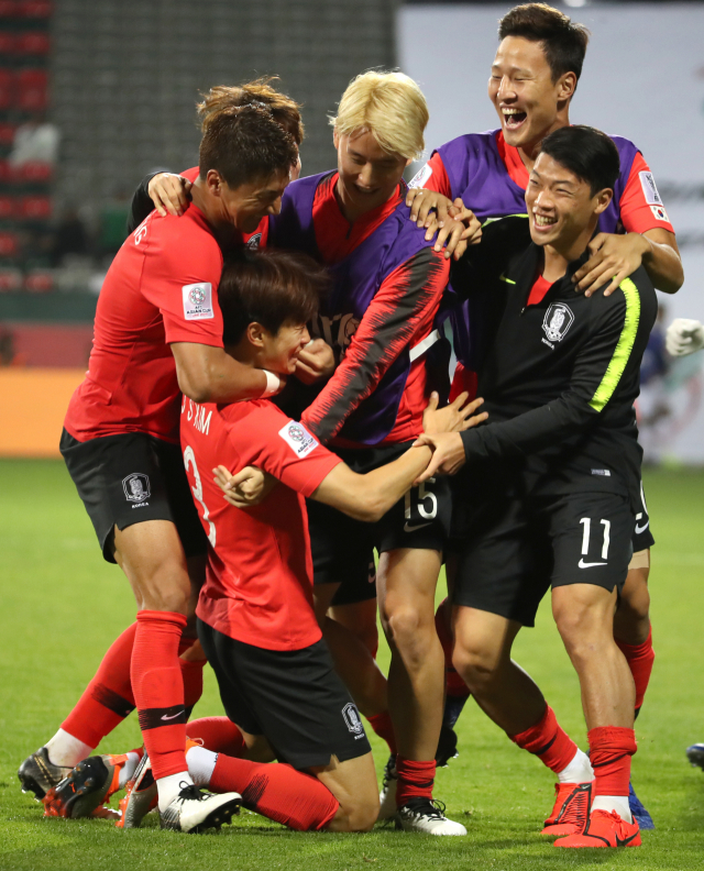22일 오후(현지시간) 아랍에미리트 두바이 라시드 스타디움에서 열린 2019 아시아축구연맹(AFC) 아시안컵 한국과 바레인의 16강전에서 연장 전반 추가 골을 넣은 김진수가 동료의 축하를 받고 있다. 연합뉴스