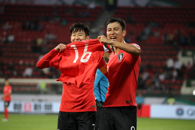 y122일 오후(현지시간) 아랍에미리트 두바이 라시드 스타디움에서 열린 2019 아시아축구연맹(AFC) 아시안컵 한국과 바레인의 16강 연장전. 김진수의 득점 후 손흥민과 지동원이 기성용의 유니폼을 들어 보이고 있다. 연합뉴스