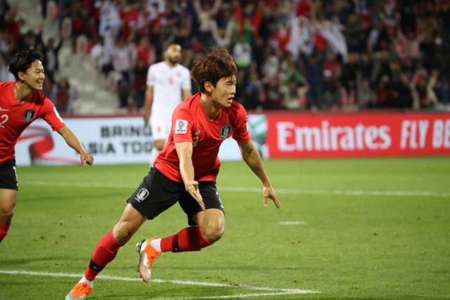22일 오후(현지시간) 아랍에미리트 두바이 라시드 스타디움에서 열린 2019 아시아축구연맹(AFC) 아시안컵 한국과 바레인의 16강 연장전. 골을 성공시킨 김진수가 환호하고 있다. 연합뉴스