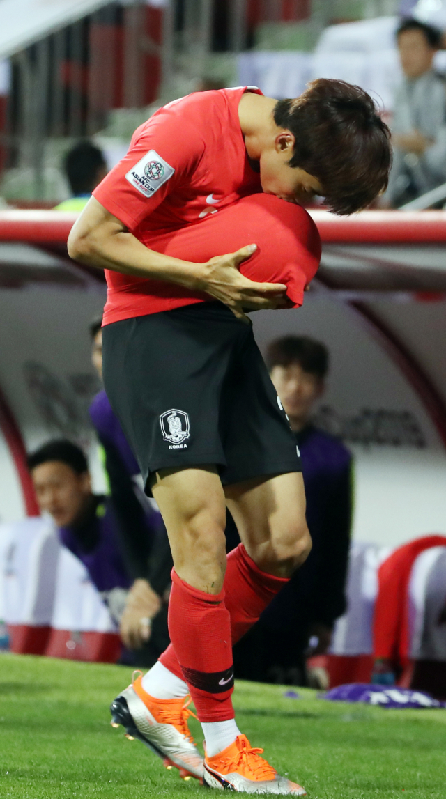22일 오후(현지시간) 아랍에미리트 두바이 라시드 스타디움에서 열린 2019 아시아축구연맹(AFC) 아시안컵 한국과 바레인의 16강 연장전. 골을 성공시킨 김진수가 환호하고 있다. 연합뉴스