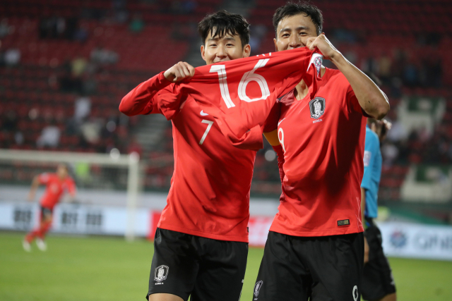 22일 오후(현지시간) 아랍에미리트 두바이 라시드 스타디움에서 열린 2019 아시아축구연맹(AFC) 아시안컵 한국과 바레인의 16강전에서 연장 전반 추가 골을 넣은 뒤 손흥민과 지동원이 부상으로 조기 복귀한 기성용의 유니폼을 들어 보이고 있다. 연합뉴스