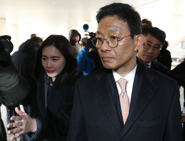 서지현 검사를 성추행한 뒤 인사보복을 한 혐의로 기소된 안태근 전 검사장이 23일 오후 서울 서초구 서울중앙지법에서 열린 1심 선고공판에 출석하며 법정으로 향하고 있다. 연합뉴스