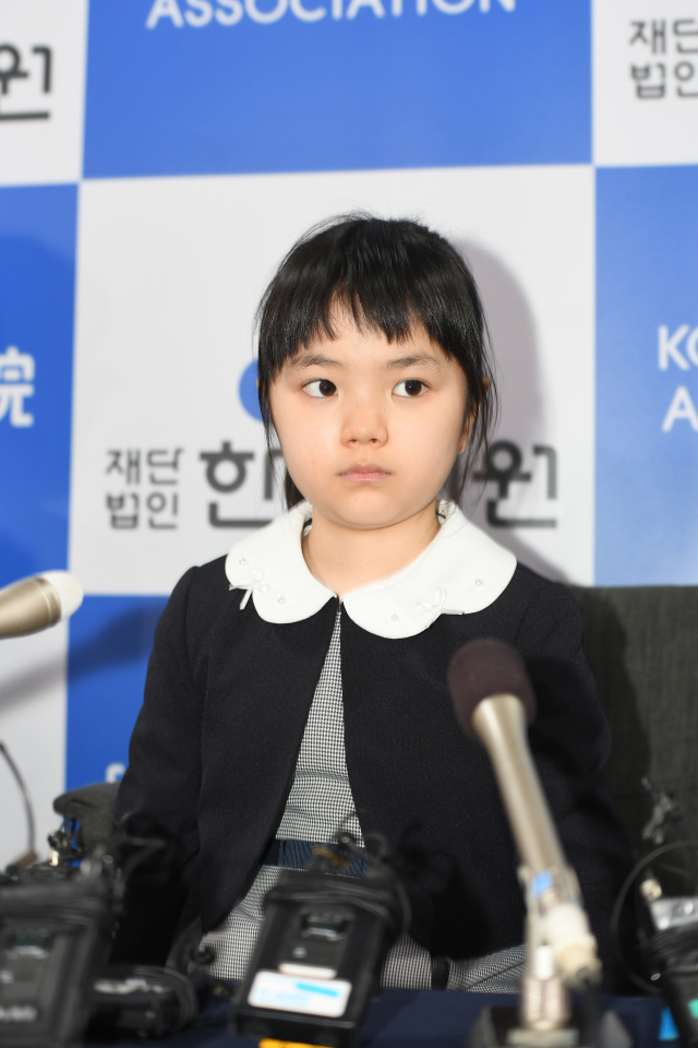일본 바둑 사상 최연소 프로기사로 입단이 확정된 나카무라 스미레 초단이 22일 서울 성동구 한국기원에서 기자회견을 하고 있다. 나카무라는 오는 23일 한국 여자바둑 최강자인 최정 9단과 영재·정상대결을 펼친다. 연합뉴스