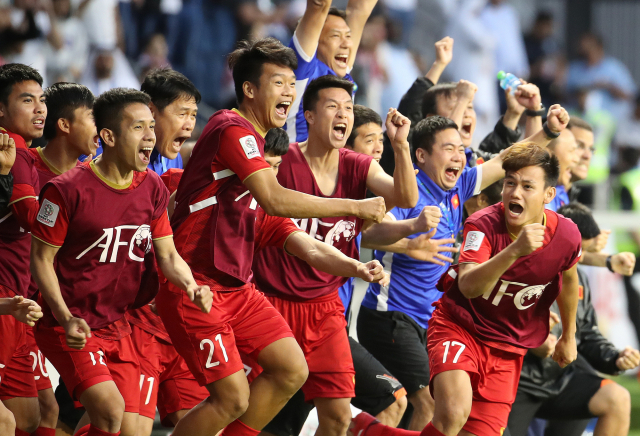 20일 오후(현지시간) 아랍에미리트 아부다비 알 막툼 경기장에서 열린 2019 아시아축구연맹(AFC) 아시안컵 요르단과 베트남과의 16강전에서승부차기에서 승리한 베트남 선수들이 기뻐하고 있다. 연합뉴스