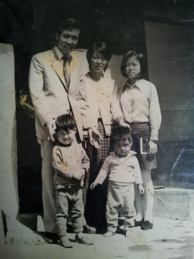 필자가 어린 시절 찍은 가족 사진. 아버지(고 김길우 씨), 어머니, 이모, 그리고 형과 필자.