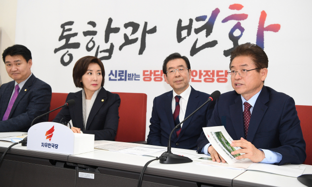 이철우 경북도지사(오른쪽)가 23일 야 4당 원내대표와의 간담회에서 SK하이닉스 구미 유치의 당위성을 설명하고 있다. 경북도 제공
