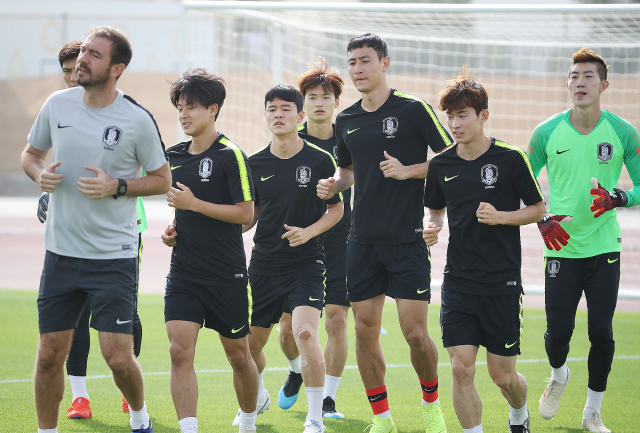 파울루 벤투 감독이 이끄는 한국 축구 국가대표팀 이승우와 김진수 등이 2019 아시아축구연맹(AFC) 아시안컵 카타르와의 8강전을 앞둔 23일 오전(현지시간) 아랍에미리트 두바이 알 와슬 축구 아카데미에서 회복훈련을 하고 있다. 연합뉴스