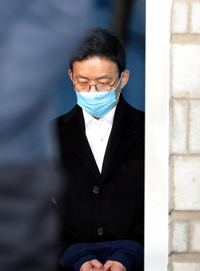 서지현 검사를 성추행한 뒤 인사보복을 한 혐의로 기소된 안태근 전 검사장이 23일 오후 서울 서초구 서울중앙지법에서 열린 1심 선고공판에 출석하며 법정으로 향하고 있다. 연합뉴스