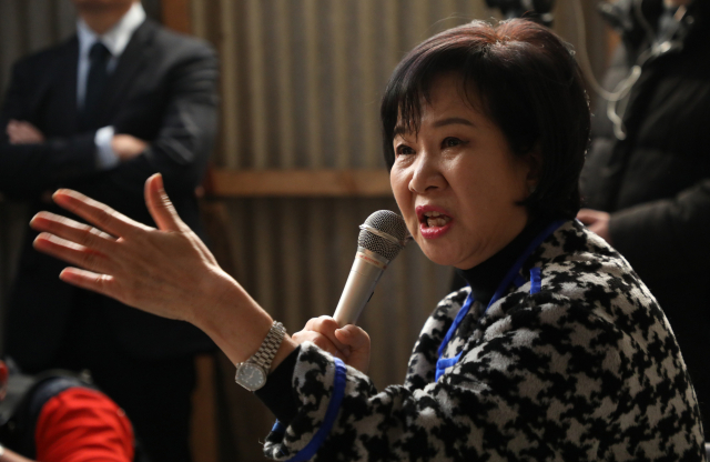 25일 자유한국당 나경원 원내대표가 국회 본관에서 조해주 선관위원 후보자 임명강행 반대 농성장을 방문, 격려하고 있다. 연합뉴스