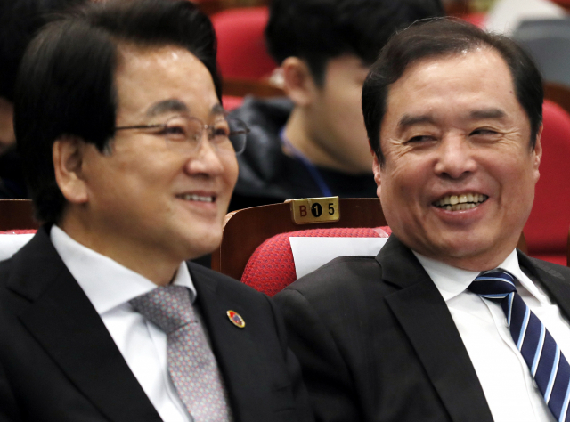자유한국당 김병준 비상대책위원장(오른쪽)과 민주평화당 정동영 대표가 23일 오전 서울 여의도 국회 의원회관 대회의실에서 열린 제12회 대학생 리더십 아카데미에서 대화를 나누고 있다. 연합뉴스