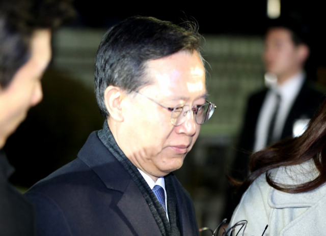 사법행정권을 남용한 혐의를 받는 박병대 전 대법관이 23일 서울 중앙지법에서 열린 구속 전 피의자 심문(영장실질심사)을 마친 뒤 법원을 나서고 있다. 연합뉴스