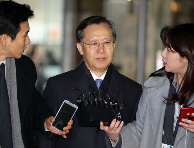 사법행정권을 남용한 혐의를 받는 박병대 전 대법관이 23일 서울 중앙지법에서 열린 구속 전 피의자 심문(영장실질심사)을 마친 뒤 법원을 나서고 있다. 연합뉴스