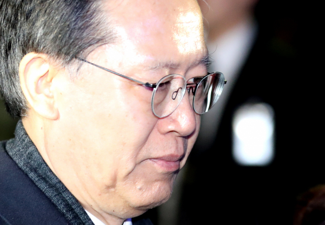 사법행정권을 남용한 혐의를 받는 박병대 전 대법관이 23일 서울 중앙지법에서 열린 구속 전 피의자 심문(영장실질심사)을 마친 뒤 법원을 나서고 있다. 연합뉴스