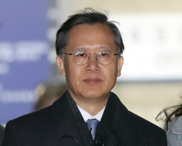사법행정권을 남용한 혐의를 받는 박병대 전 대법관이 23일 서울 중앙지법에서 열린 구속 전 피의자 심문(영장실질심사)을 마친 뒤 법원을 나서고 있다. 연합뉴스