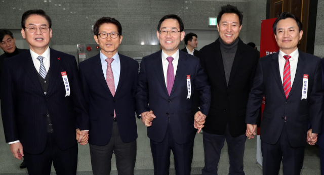 지난달 17일 오후 서울 여의도 중소기업중앙회에서 열린 자유한국당 3차 전국위원회 회의에서 당 대표자 후보군으로 떠오른 이들이 회의장 앞에서 손을 맞잡고 있다. 왼쪽부터 정우택 의원, 김문수 전 경기지사, 주호영 의원, 오세훈 전 서울시장, 김진태 의원. 연합뉴스