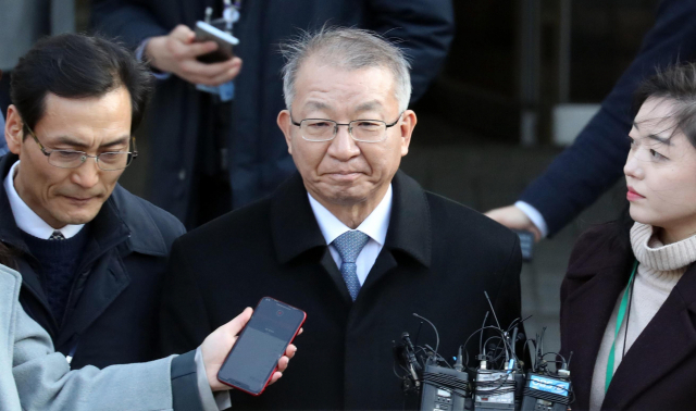 사법행정권을 남용한 혐의를 받는 양승태 전 대법원장이 23일 서울 중앙지법에서 열린 구속 전 피의자 심문(영장실질심사)을 마친 뒤 밖으로 나서고 있다. 연합뉴스