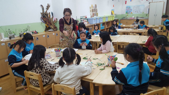 수성초 엄마품 돌봄교실은 방과후학교 프로그램 참여 학생의 안전 관리뿐만 아니라 미술, 독서 지도를 병행하고 있다. 대구시교육청 제공