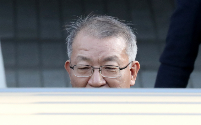 사법행정권을 남용한 혐의를 받는 양승태 전 대법원장이 23일 서울중앙지법에서 열린 구속 전 피의자 심문(영장실질심사)을 마친 뒤 밖으로 나서고 있다. 연합뉴스