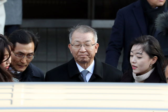 사법행정권을 남용한 혐의를 받는 양승태 전 대법원장이 23일 서울 중앙지법에서 열린 구속 전 피의자 심문(영장실질심사)을 마친 뒤 밖으로 나서고 있다. 연합뉴스