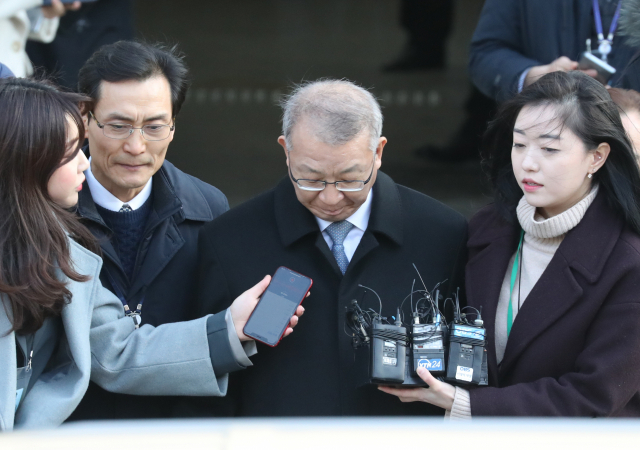 사법행정권을 남용한 혐의를 받는 양승태 전 대법원장이 23일 서울중앙지법에서 열린 구속 전 피의자 심문(영장실질심사)을 마친 뒤 밖으로 나서고 있다. 연합뉴스