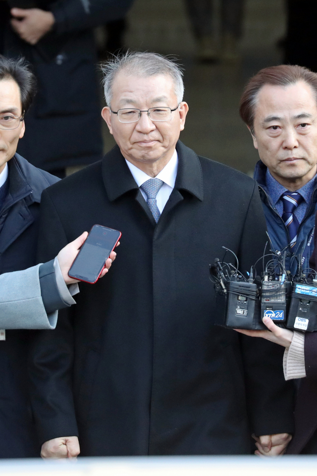 사법행정권을 남용한 혐의를 받는 양승태 전 대법원장이 23일 서울중앙지법에서 열린 구속 전 피의자 심문(영장실질심사)을 마친 뒤 밖으로 나서고 있다. 연합뉴스