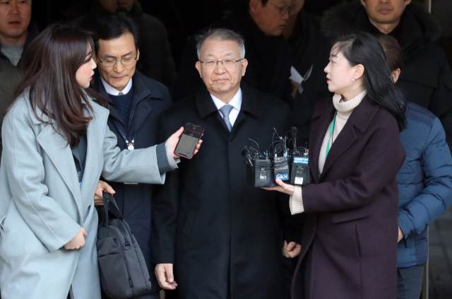 사법행정권을 남용한 혐의를 받는 양승태 전 대법원장이 23일 서울 중앙지법에서 열린 구속 전 피의자 심문(영장실질심사)을 마친 뒤 밖으로 나서고 있다. 연합뉴스