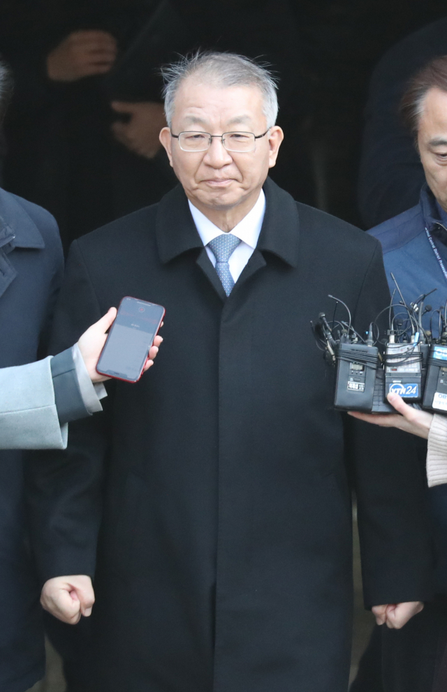 사법행정권을 남용한 혐의를 받는 양승태 전 대법원장이 23일 서울 중앙지법에서 열린 구속 전 피의자 심문(영장실질심사)을 마친 뒤 구치소로 향하는 차량에 탑승하고 있다. 연합뉴스