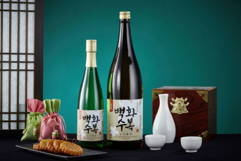 롯데주류 백화수복은 특허 출원한 효모 특유의 깊은 향과 풍부한 맛이 특징이다. 롯데주류 제공.
