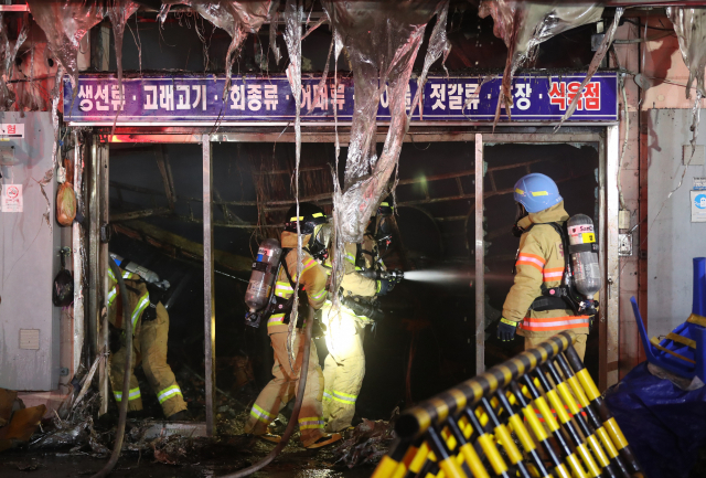 24일 오전 울산시 남구 농수산물도매시장에서 불이 나 소방대원들이 진화 작업을 하고 있다. 연합뉴스 #울산 농수산물시장