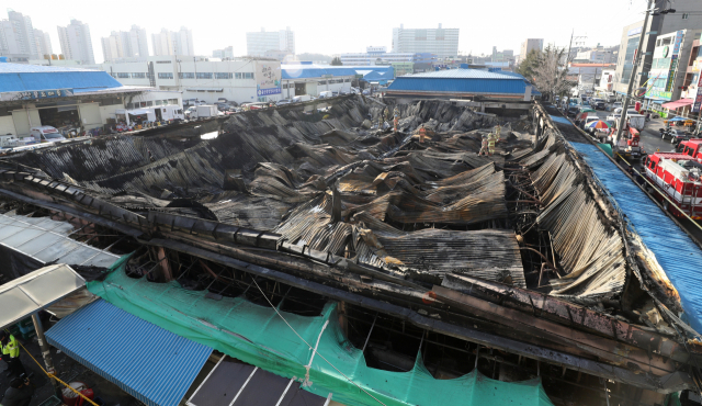 24일 오전 울산시 남구 농수산물도매시장 수산물종합동이 화재로 타 지붕이 내려앉고 뼈대만 남아 있다. 연합뉴스 #울산 농수산물시장