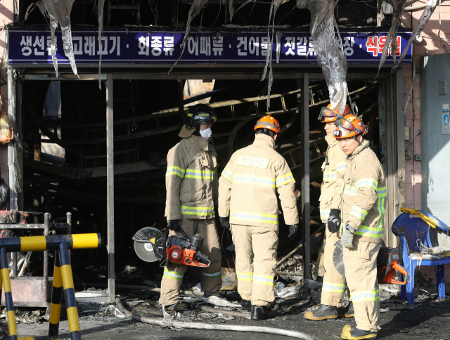 24일 오전 울산시 남구 농수산물도매시장 수산물종합동이 화재로 전소한 가운데 소방대원들이 건물 내부로 진입하고 있다. 연합뉴스 #울산 농수산물시장