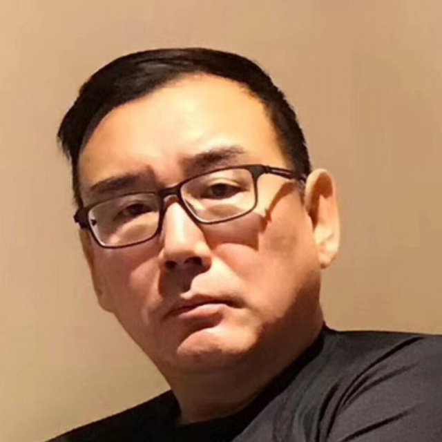 호주 정부는 23일 중국 외교관 출신 유명작가인 중국계 호주인 양헝쥔씨가 최근 중국 입국 후 연락이 두절돼 소재 파악에 나선 결과 중국 당국에 억류된 사실을 확인했다고 밝혔다. 사진은 양헝쥔 작가의 트위터 프로필. 연합뉴스
