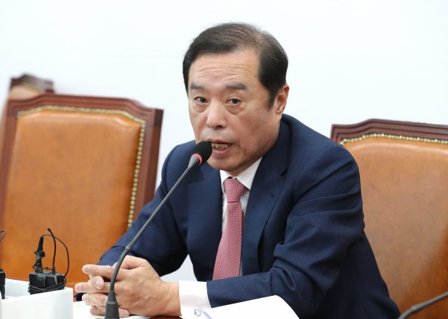 자유한국당 김병준 비상대책위원장이 24일 오전 국회에서 열린 비상대책위원회를 마치고 열린 당대표 출마 여부 관련 기자간담회에서 입장을 밝히고 있다. 연합뉴스