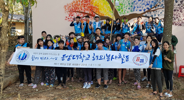 베트남 빈롱지역에서 봉사활동을 펼친 동양대 운낌봉사단원들이 현지 대학생들과 기념사진을 촬영했다. 동양대 제공