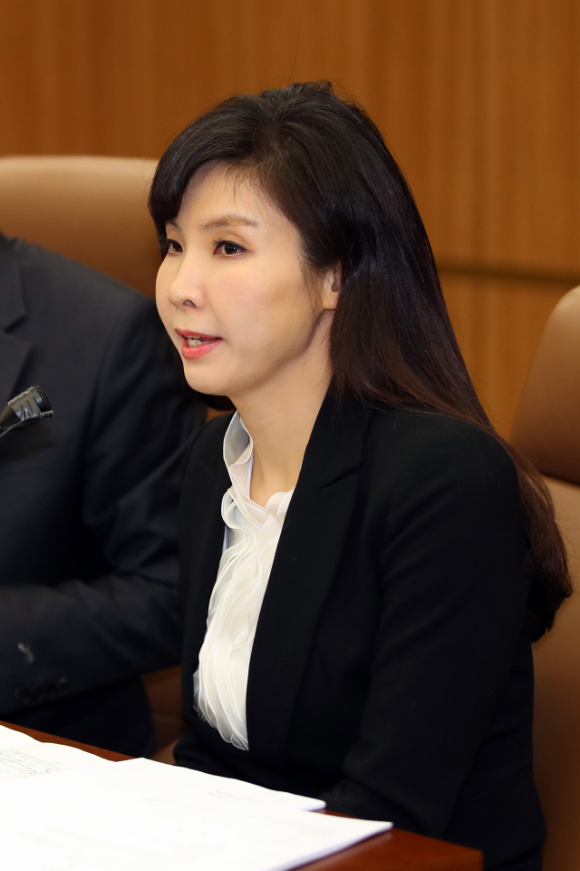 서지현 검사가 24일 오전 서울 서초구 변호사회관에서 인사보복 혐의로 기소돼 1심에서 실형을 선고받고 법정구속 된 안태근 전 검사장과 관련해 기자회견을 하고 있다. 연합뉴스
