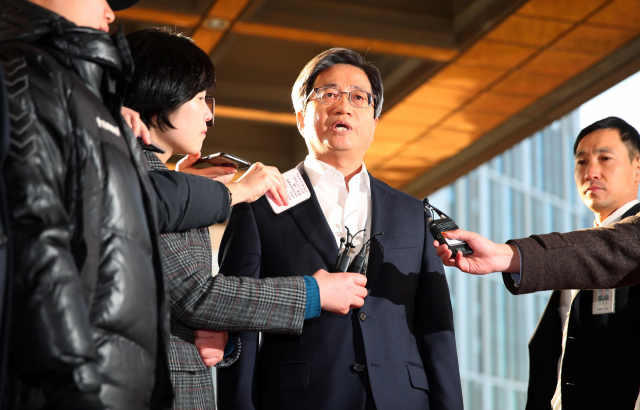 사법행정권 남용 의혹의 최종 책임자로 지목된 양승태 전 대법원장이 구속된 24일 오전 김명수 대법원장이 서울 서초구 대법원으로 출근하며 