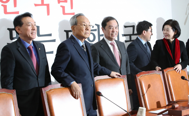 지난 21일 국회에서 열린 자유한국당 당 대표 및 최고위원 선출을 위한 중앙당 선거관리위원회 제1차 전체회의에서 김병준 비대위원장(가운데)이 김석기 부위원장(왼쪽) 등 선관위원들과 인사하고 있다. 연합뉴스