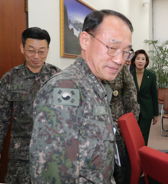 24일 부석종 합참 군사지원본부장(가운데)이 24일 국회 자유한국당을 방문, 나경원 원내대표(오른쪽)에게 일본 초계기 근접비행 관련 보고를 마친 뒤 회의장을 나서고 있다. 연합뉴스