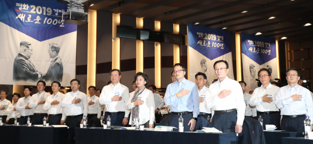 더불어민주당 이해찬 대표(오른쪽 세번째)가 24일 오후 경기도 고양시 엠블호텔에서 열린 전국 지역위원장 워크숍에 참석해 국기에 경례하고 있다. 연합뉴스