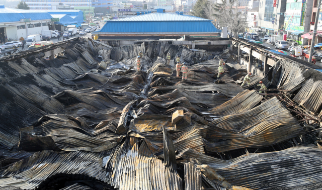 24일 오전 울산시 남구 농수산물도매시장 수산물종합동이 화재로 타 지붕이 내려앉고 뼈대만 남아 있다. 연합뉴스