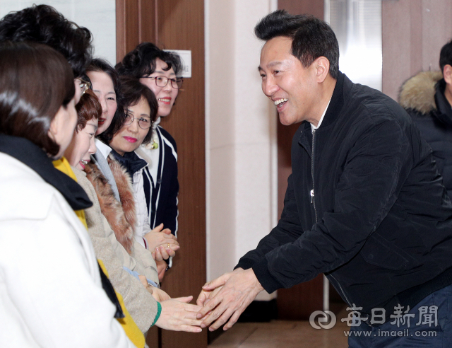 오세훈 전 서울시장이 24일 자유한국당 대구시당에서 열린 주요당직자 간담회에 참석해 인사를 나누고 있다. 성일권 기자 sungig@imaeil.com