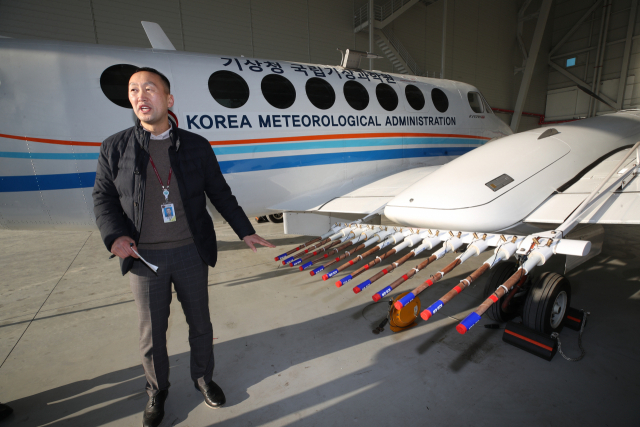 24일 오후 서울 강서구 김포공항 국제선 격납고에 주기 해있는 인공강우 실험에 쓰일 기상청 기상항공기 앞에서 국립기상과학원 이철규 연구관이 설명하고 있다. 기상청 국립기상과학원과 환경부 국립환경과학원은 25일 서해상에서 기상항공기를 이용해 만들어낸 인공강우가 미세먼지를 얼마나 저감할 수 있는지 분석하기 위한 합동 실험을 할 예정이다. 연합뉴스