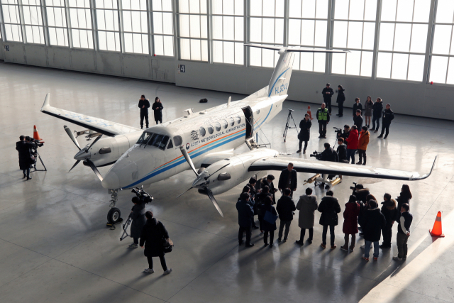 24일 오후 서울 강서구 김포공항 국제선 격납고에 주기 해있는 인공강우 실험에 쓰일 기상청 기상항공기 앞에서 국립기상과학원 이철규 연구관이 설명하고 있다. 기상청 국립기상과학원과 환경부 국립환경과학원은 오는 25일 서해상에서 기상항공기를 이용해 만들어낸 인공강우가 미세먼지를 얼마나 저감할 수 있는지 분석하기 위한 합동 실험을 할 예정이다. 연합뉴스